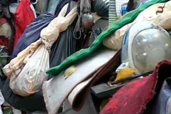 «Плюшкін»: дідусь 10 років збирає сміття на подвір’ї. ВІДЕО