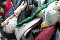 «Плюшкін»: дідусь 10 років збирає сміття на подвір’ї. ВІДЕО