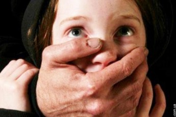 На Харківщині схопили збоченця, який зґвалтував дитину. ВІДЕО