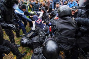 Сутички мітингувальників і поліції в Одесі: начальнику поліції розбили голову