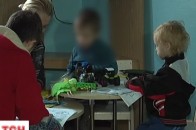 Материнська нелюбов: жінка на дві доби залишила малих дітей без їжі у холодному будинку