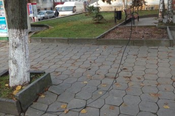 У центрі Луцьку посеред вулиці висить обірваний дріт