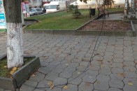 У центрі Луцьку посеред вулиці висить обірваний дріт