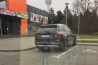 Біля «Sport Life»  у Луцьку місця для інвалідів зайняли два «автоандона»