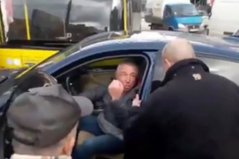 У Києві розлючені перехожі влаштували самосуд над нахабним водієм