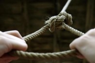 На Прикарпатті юнак повісився на футбольних воротах