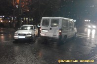 Аварія у Луцьку - авто врізалося у бус та збило жінку