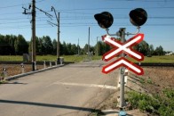 На Рівненщині залізничник розпивав алкоголь прямо на переїзді (Відео)