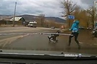 Мережу шокувало відео, як мати з немовлям переходить Хрещатик