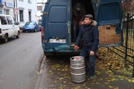 У Луцьку два «автоандони» розвантажують пиво просто на тротуарі