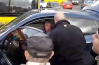 В Києві розлючені перехожі вчинили самосуд із «героєм» паркування (Відео)