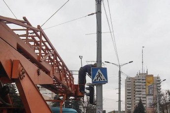 Водій, який пошкодив світлофор у центрі Луцька отримав чотири протоколи