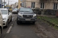 «Автоандон» на позашляховику перекрив тротуар у центрі Луцька