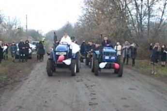 Наречені на тракторі. Відео з весілля на Вінниччині підкорює соцмережі