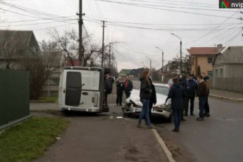 На проблемному перехресті у Нововолинську внаслідок зіткнення перевернувся бус з пасажирами