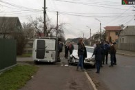 На проблемному перехресті у Нововолинську внаслідок зіткнення перевернувся бус з пасажирами