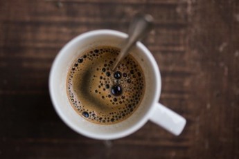 Чому не варто пити каву на голодний шлунок