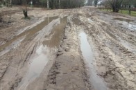 На Волині людей обурила дорога, яка перетворилася у жахливе болото