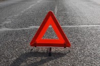 У Луцьку Mercedes врізався в авто, збив стовп і перевернувся