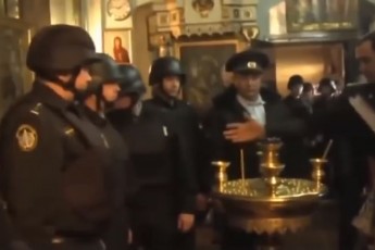 Церковні війни: відсуджені мощі святих забирала поліція в касках