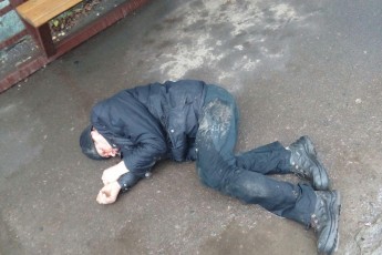 Біля луцької мерії лежить закривавлений чоловік