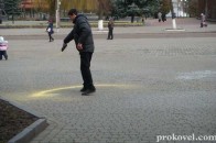 У центрі Ковеля чоловік у знак протесту розсипав на площі крупи