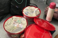 Чоловік намагався вивезти з України більше 200 тисяч доларів у коробках з-під цукерок