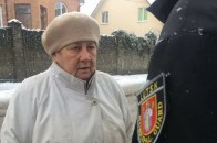 У Луцьку впіймали жінку, яка викидає сміття під чужі паркани