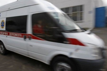 Лікарі не знають, що робити із покинутою напризволяще бабусею (Відео)