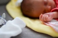 Щоб врятували немовля, народжене з серцем поза тілом, знадобилося 50 хірургів