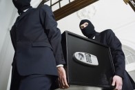 У Луцьку злодії викрали з квартири сейф, вирізавши зі стіни