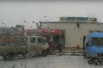 У Рожищах вантажівка в'їхала в зупинку