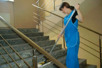 Нелюди вкрали в одинокої жінки-прибиральниці куртку