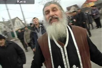 Заставив прихожан її цілувати: На Київщині настоятель храму відкопав померлу дружину  і поклав її біля вівтаря (Відео)