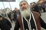 Заставив прихожан її цілувати: На Київщині настоятель храму відкопав померлу дружину  і поклав її біля вівтаря (Відео)