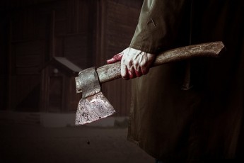 Чоловік вбив трьох людей сокирою, помстившись за обікрадену квартиру (Відео)