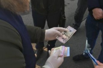 На Волині під час отримання хабара затримали брокера