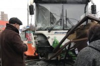 Автобус врізався у зупинку в Москві, є жертви