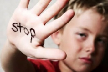 Гвалтували й вигнали з дому: Україну вразили жорстокі історії з дітьми перед Новим роком