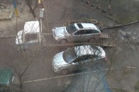У Луцьку іномарці пробили усі колеса за неправильне паркування