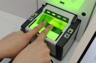 Росіяни здають відбитки пальців для перетину українського кордону