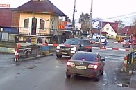 Водій позашляховика дивом уникнув зіткнення з потягом (Відео)