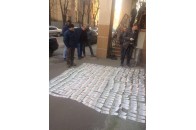 У Харкові правоохоронці рахували хабар, розстеливши його посеред вулиці