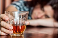 Школярку забрали до лікарні після вживання пива з коньяком у Києві