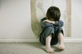 На Київщині жінка залишила трьох дітей на п’яного співмешканця та пішла розважатись