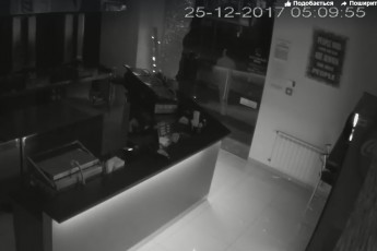 Голий чоловік розбив своїм тілом вітрину у центрі Львова