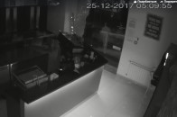 Голий чоловік розбив своїм тілом вітрину у центрі Львова