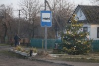 У волинському селі на зупинці встановили ялинку