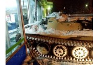 Чоловік на викраденому БТРі пограбував магазин на Росії