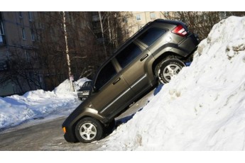 Найнезвичайніші способи паркування авто взимку